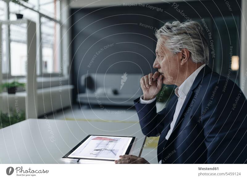 Leitender Geschäftsmann benutzt Tablett mit Architekturplan Job Berufe Berufstätigkeit Beschäftigung Jobs Architekten geschäftlich Geschäftsleben Geschäftswelt