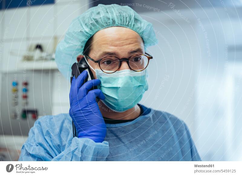 Porträt eines Arztes am Telefon in einem Krankenhaus Job Berufe Berufstätigkeit Beschäftigung Jobs Telekommunikation telefonieren Handies Handys Mobiltelefon