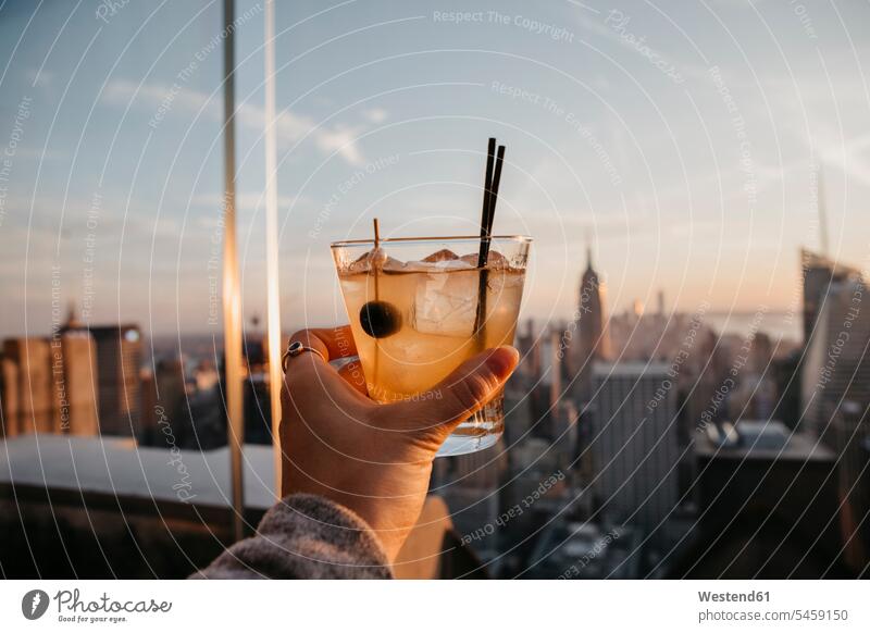 USA, New York, New York City, Hand mit Cocktailglas bei Sonnenaufgang Frau weiblich Frauen halten Sonnenaufgänge Cocktails Longdrink Longdrinks Hände