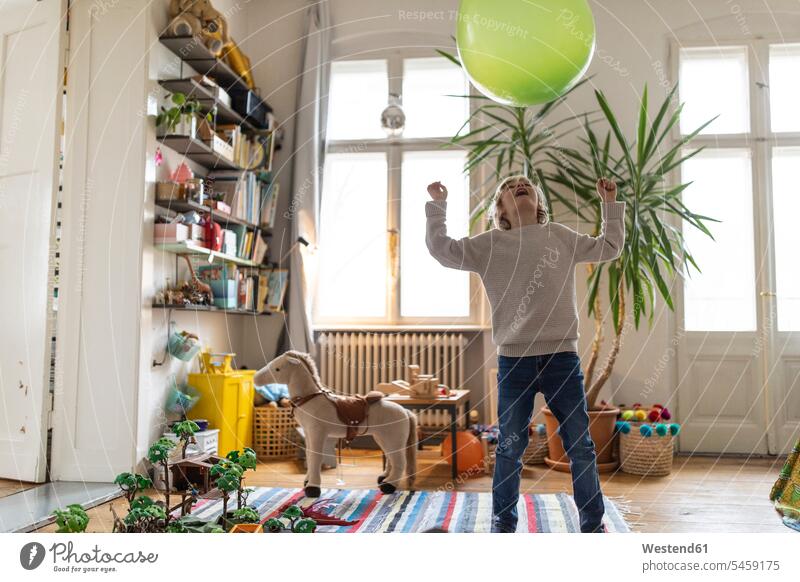 Junge spielt zu Hause mit einem Luftballon Ballon Ballons Luftballone Luftballons ausgeglichen Ausgeglichenheit Gleichgewicht Balance freuen gefühlvoll