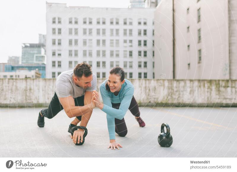 Mann und Frau High Five beim Training in der Stadt, Vancouver, Kanada Freunde Kameradschaft ausüben trainieren Übung freuen Frohsinn Fröhlichkeit Heiterkeit