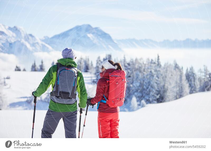 Österreich, Tirol, Schneeschuhwanderer Freizeit Muße Winter winterlich Winterzeit Aussicht bewundern die Aussicht bewundern Blick in die Ferne Aussicht genießen