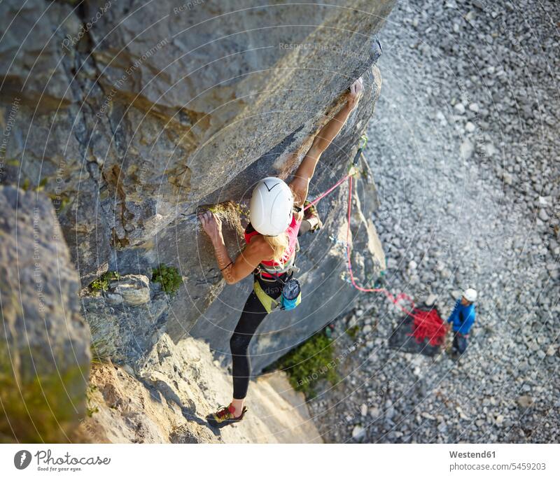 Österreich, Innsbruck, Martinswand, Frau klettert in Felswand klettern steigen Felsen weiblich Frauen Erwachsener erwachsen Mensch Menschen Leute People