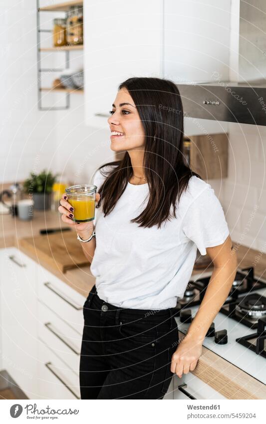 Junge Frau in der Küche zu Hause trinken Glas Orangensaft Leute Menschen People Person Personen Alleinstehende Alleinstehender Singles Unverheiratete