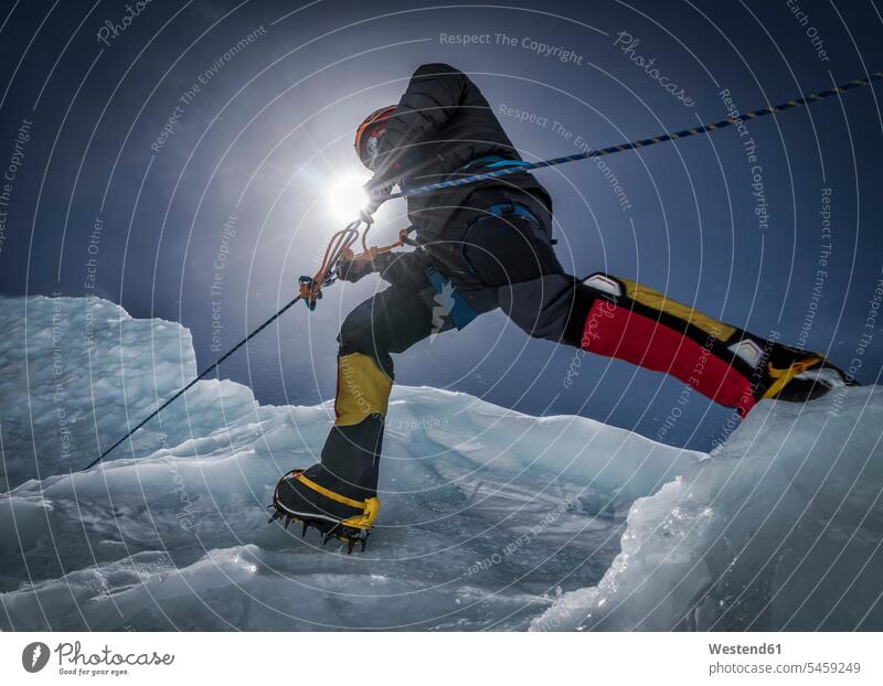 Nepal, Solo Khumbu, Everest, Bergsteiger beim Klettern am Eisfall eine Person single 1 ein Mensch einzelne Person Ein nur eine Person Fernweh Reiselust
