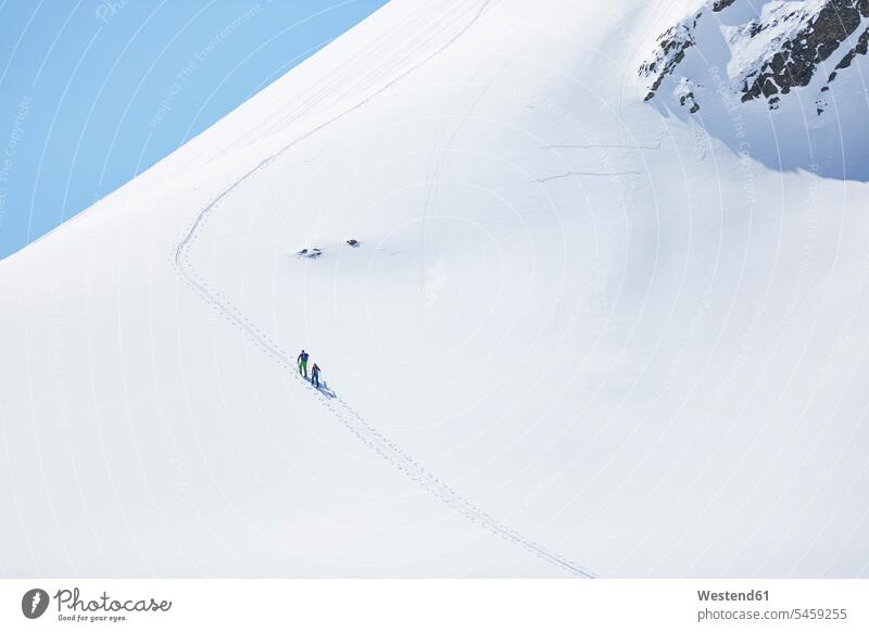 Paar Skitouren in den Bergen, Kühtai, Tirol, Österreich winterlich Winterzeit Wintersportart Wintersportarten Muße Miteinander Zusammen auf Achse in Bewegung