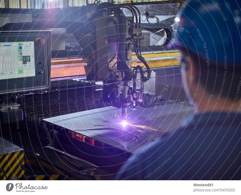 Arbeiter auf der Suche nach einem Laserschneider Osteuropäer Osteuropäisch Funke Funken Industrie industriell Gewerbe Industrien Laserschneiden Laserschnitt Job