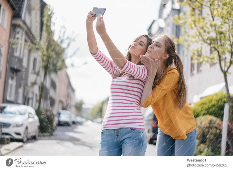 Freundinnen machen ein Selfie in der Stadt Selfies Smartphone iPhone Smartphones fotografieren staedtisch städtisch Freunde Freundschaft Kameradschaft Handy