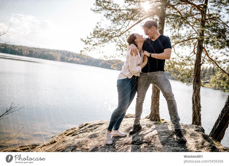 Glückliches Paar am Forstsee, Kärnten, Österreich Leute Menschen People Person Personen Europäisch Kaukasier kaukasisch 2 2 Menschen 2 Personen zwei