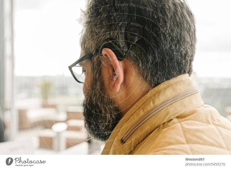 Profil eines Mannes mit Cochlea-Implantat Jacken Brillen hoeren gesellschaftliche Themen Soziales Thema behindert Behinderungen Behinderte Gesundheit