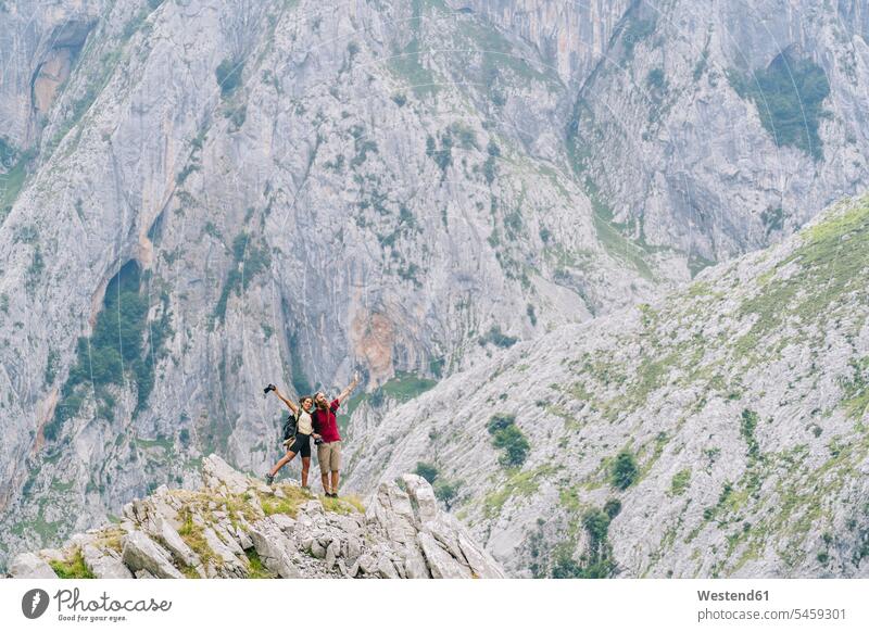 Sorgenfreies Paar bewundert die Aussicht, während es auf einem Berg in der Ruta Del Cares, Asturien, Spanien, steht Farbaufnahme Farbe Farbfoto Farbphoto