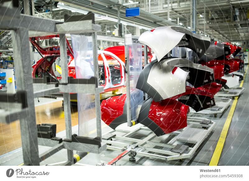 Moderne automatisierte Autoproduktion in einer Fabrik Job Berufe Berufstätigkeit Beschäftigung Jobs KFZ Verkehrsmittel Automobil Autos PKW PKWs Wagen Farben