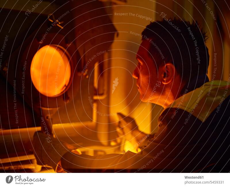 Arbeitersteuerung der Verbrennung im Ofen Hochofen Fabrik Fabrikgebäude Fabrikgebaeude Fabriken Kontrolle kontrollieren Holzindustrie Beruf Berufstätigkeit