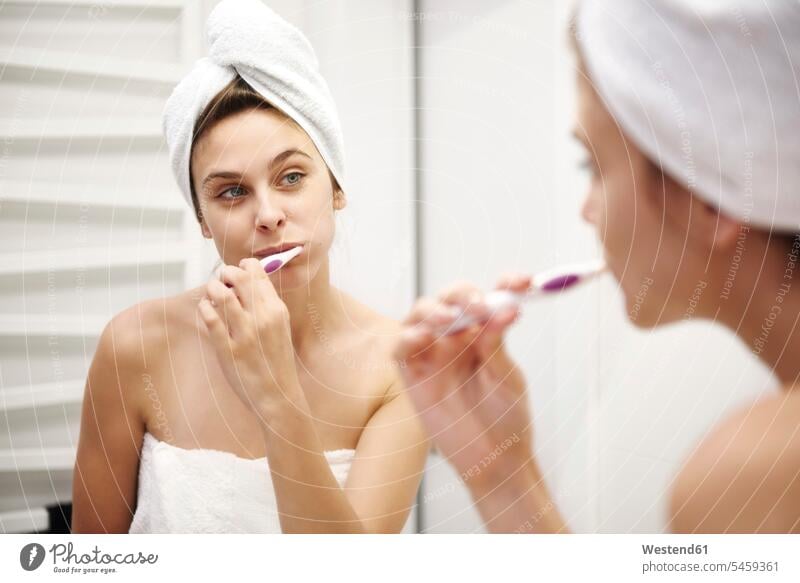 Spiegelbild einer jungen Frau im Badezimmer, die sich die Zähne putzt weiblich Frauen Spiegelbilder Zahn Erwachsener erwachsen Mensch Menschen Leute People