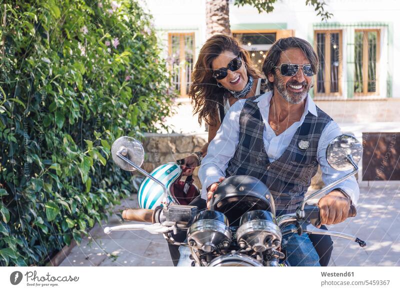 Porträt eines glücklichen reifen Paares auf einem Oldtimer-Motorrad Hecken Transport Transportwesen KFZ Verkehrsmittel Motorräder Brillen Sonnenbrillen