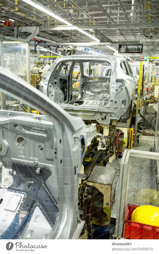 Moderne automatisierte Autoproduktion in einer Fabrik Techniken Technologie Produktionstechniken Arbeitsplatz Arbeitsraeume Arbeitsraum Arbeitsräume aufbauen