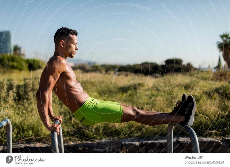 Muskulöser Mann mit nacktem Oberkörper beim Training im Freien trainieren Workout muskulös Muskeln athletisch Männer männlich Mensch Menschen Leute People