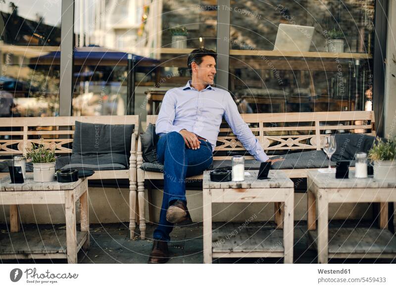 Geschäftsmann sitzt im Café, lächelnd Erfolg Erfolge erfolgreich Cafe Kaffeehaus Bistro Cafes Cafés Kaffeehäuser sitzen sitzend Businessmann Businessmänner