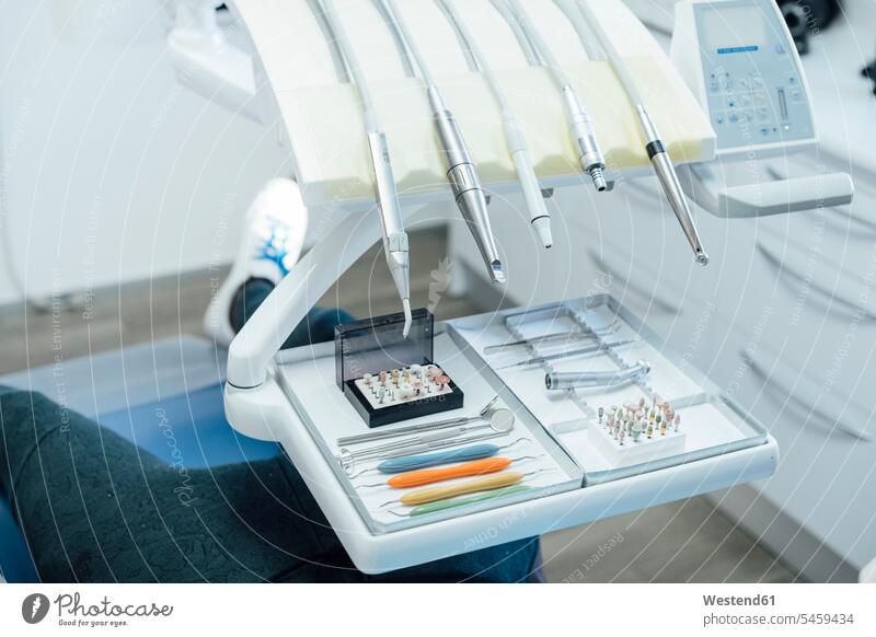 Sortiment von zahnärztlichen Instrumenten auf Tablett in der medizinischen Praxis Gesundheit Gesundheitswesen Erkrankung Erkrankungen Krankheiten Kranke Kranker
