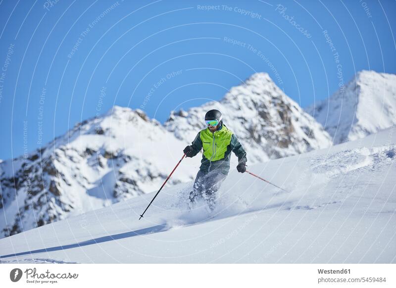 Österreich, Tirol, Kuehtai, Mann beim Skifahren in der Winterlandschaft skifahren schi fahren schifahren ski fahren Skifahrer Schifahrer Schiläufer Skiläufer