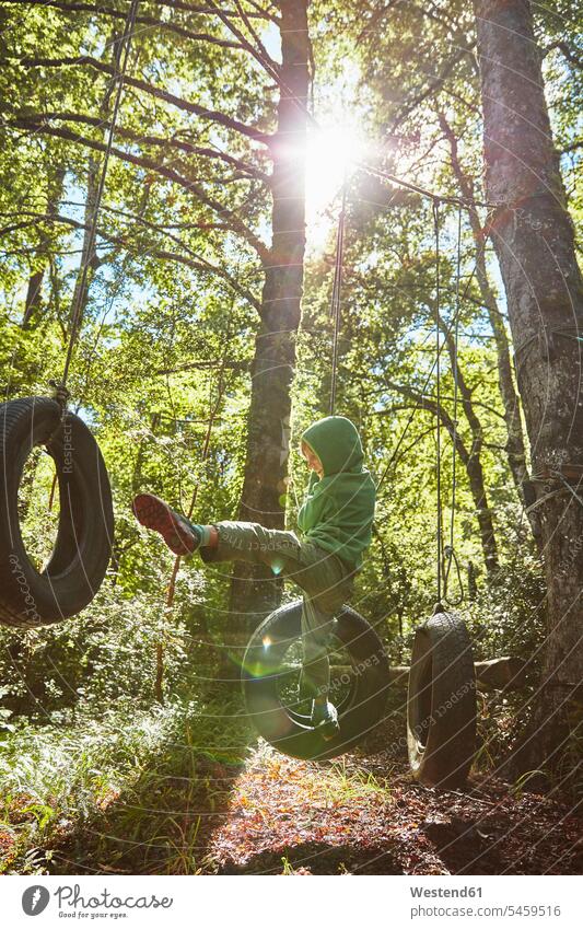 Junge balanciert auf Reifen in einem Abenteuerpark im Wald Forst Wälder balancieren Balance Hochseilgarten Buben Knabe Jungen Knaben männlich ausgeglichen