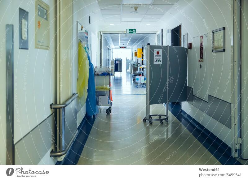 Isolationsstation im Krankenhaus Gesundheit Gesundheitswesen medizinisch Klinik Kliniken Krankenhaeuser Krankenhäuser drinnen Innenaufnahmen Corona Covid-19
