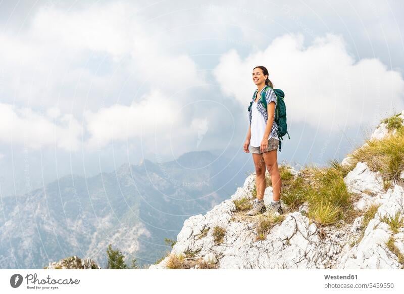 Italien, Massa, junge Frau auf dem Gipfel des Berges in den Alpi Apuane stehen stehend steht Berggipfel weiblich Frauen Gebirge Berglandschaft Gebirgslandschaft