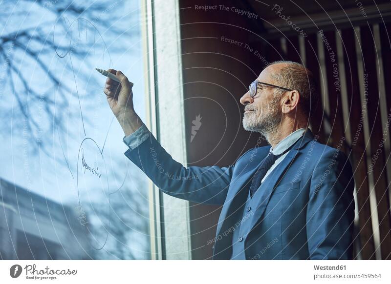 Senior-Geschäftsmann zeichnet Diagramm auf Fensterscheibe geschäftlich Geschäftsleben Geschäftswelt Geschäftsperson Geschäftspersonen Businessmann
