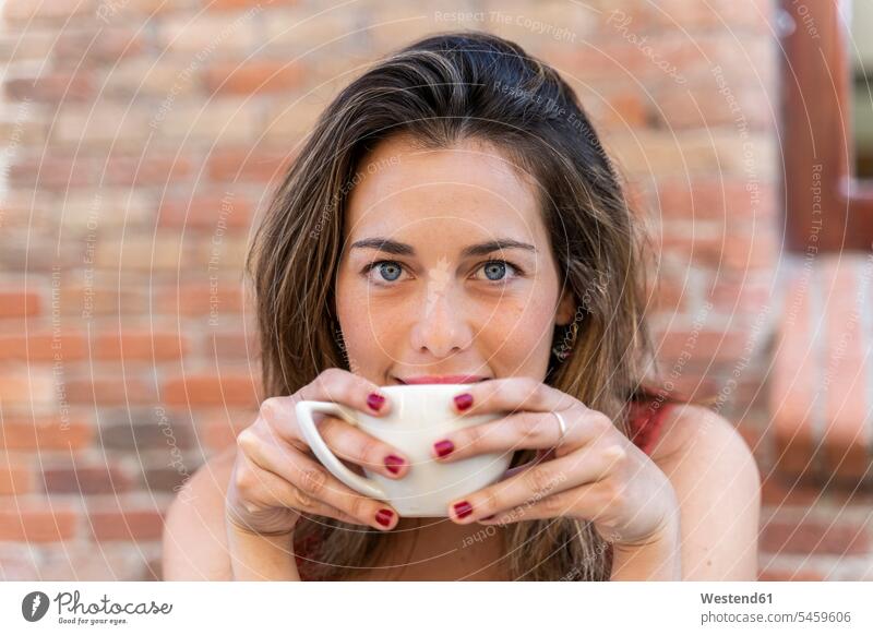 Porträt einer jungen Frau, die eine Tasse Kaffee trinkt Leute Menschen People Person Personen Europäisch Kaukasier kaukasisch 1 Ein ein Mensch nur eine Person