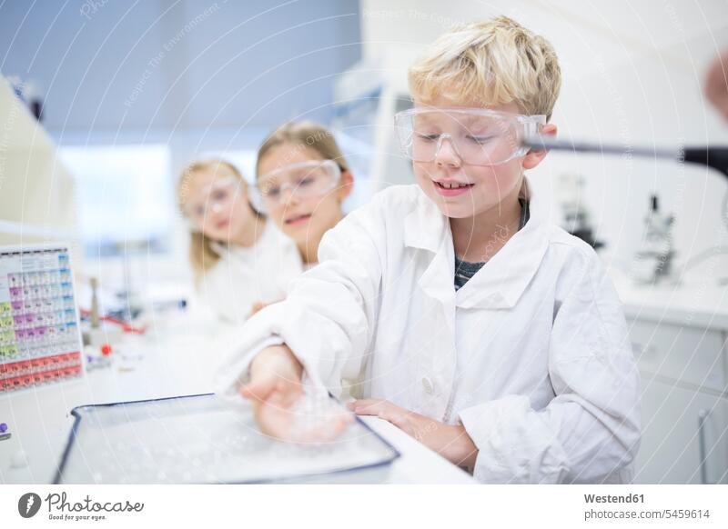 Schülerinnen und Schüler im naturwissenschaftlichen Unterricht beim Experimentieren Schule Schulen experimentieren Mitschüler Klassenkamerad Klassenkameraden