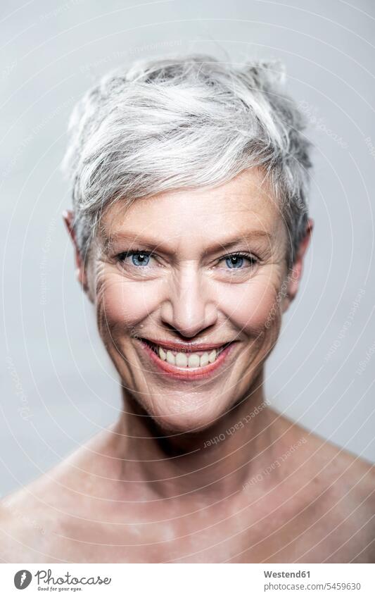 Porträt einer lachenden reifen Frau mit kurzen grauen Haaren und blauen Augen Portrait Porträts Portraits graues grauer kurzhaarig kurzes Haar Kurzhaarfrisur