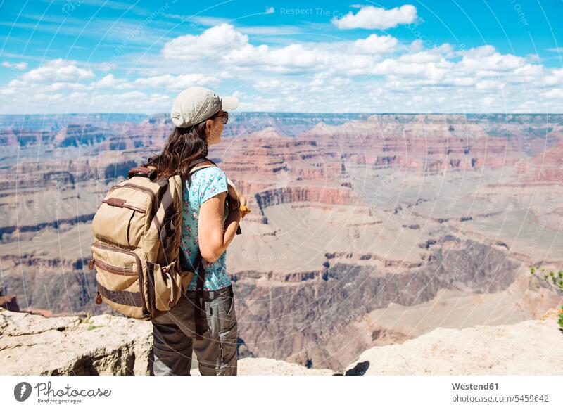 USA, Arizona, Grand Canyon National Park, Junge Frau mit Rucksack erkundet und genießt die Landschaft genießen geniessen Genuss Reisende Reisender Aussicht