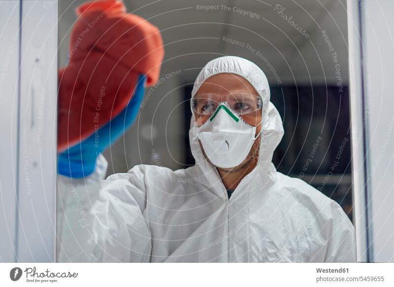 Reinigungskräfte, die das Krankenhaus gegen kontagiöse Viren desinfizieren, tragen Schutzkleidung Job Berufe Berufstätigkeit Beschäftigung Jobs Masken reinigen