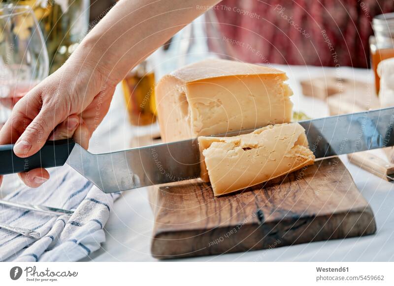Hände, die Käse auf Holz schneiden Leute Menschen People Person Personen Europäisch Kaukasier kaukasisch 1 Ein ein Mensch eine nur eine Person single erwachsen