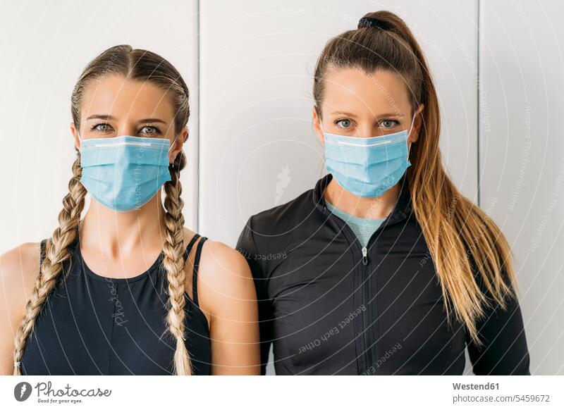 Porträt von zwei sportlichen Frauen mit Gesichtsmasken Leute Menschen People Person Personen Europäisch Kaukasier kaukasisch 2 2 Menschen 2 Personen