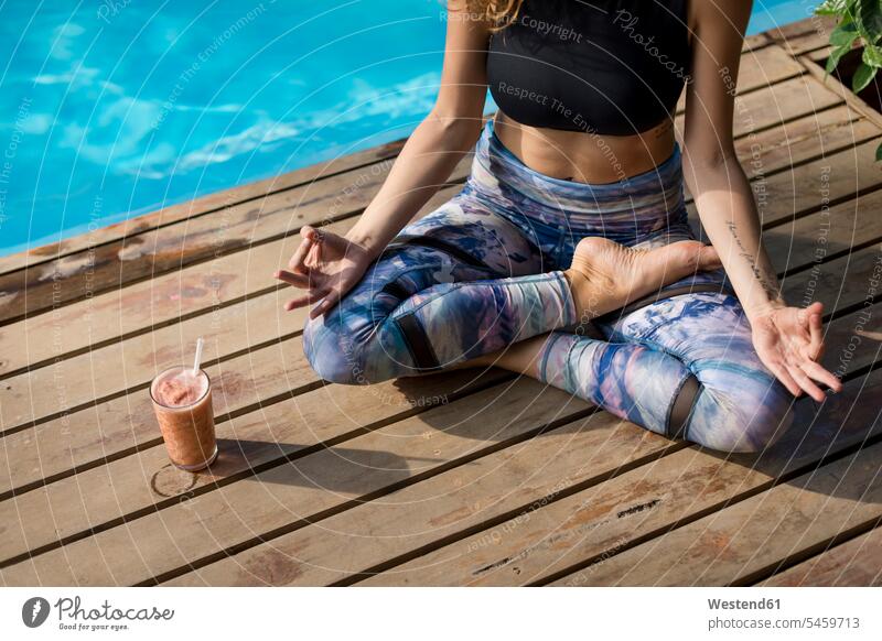 Frau übt Yoga am Pool, Costa Rica Travel Ferien Leute Menschen People Person Personen Beine 1 Ein ein Mensch nur eine Person single erwachsen Erwachsene Frauen