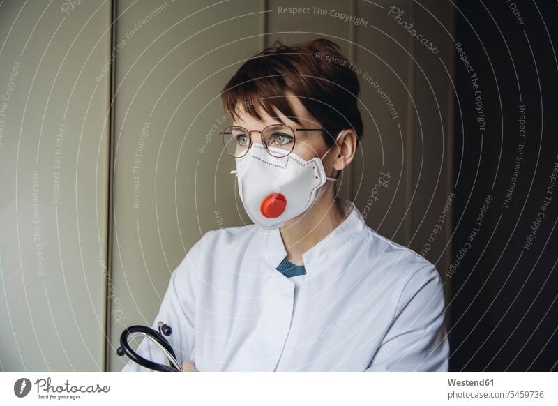 Ärztin mit FFP3-Maske Gesundheit Gesundheitswesen medizinisch Stethoskope Erkrankung Erkrankungen Krankheiten geschützt schützen Absicherung gefaehrlich