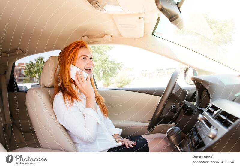 Glückliche Geschäftsfrau, die ihr Smartphone in einem Auto benutzt Leute Menschen People Person Personen Europäisch Kaukasier kaukasisch 1 Ein ein Mensch