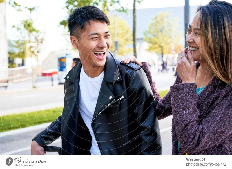 Glückliches Touristenpaar beim Spaziergang auf der Straße in Barcelona, Spanien Leute Menschen People Person Personen Asiaten Asiatisch asiatische