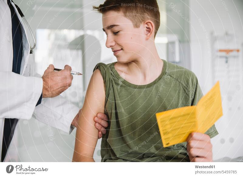 Arzt injiziert einen Impfstoff in den Arm eines Teenagers Gesundheit Gesundheitswesen medizinisch Erkrankung Erkrankungen Krankheiten Kranke Kranker Patienten