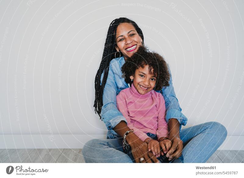 Porträt einer glücklichen Mutter und ihrer kleinen Tochter, die zusammen auf dem Boden sitzen Leute Menschen People Person Personen 2 2 Menschen 2 Personen zwei