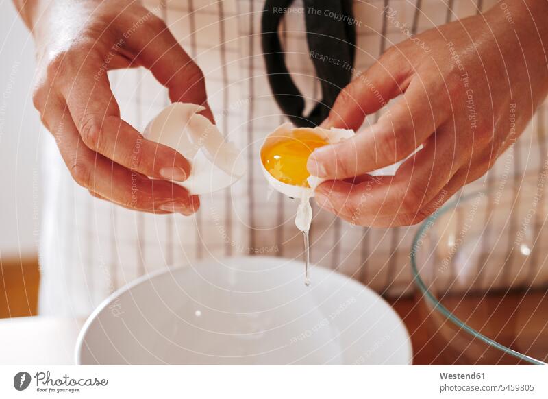 Frauenhände trennen Ei, Nahaufnahme weiblich Hand Hände Eier Erwachsener erwachsen Mensch Menschen Leute People Personen Essen Food Food and Drink Lebensmittel