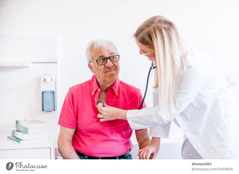 Ärztin untersucht älteren Patienten in medizinischer Klinik Gesundheit Gesundheitswesen Erkrankung Erkrankungen Krankheiten Kranke Kranker Job Berufe