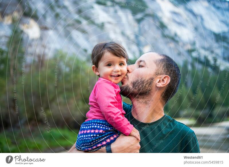 Porträt eines glücklichen Mädchens, das von seinem Vater geküsst wird, Yosemite National Park, Kalifornien, USA Leute Menschen People Person Personen Europäisch
