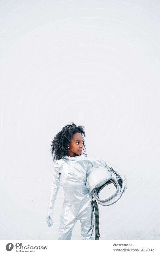 Kleines Mädchen im Raumanzug vor weißem Hintergrund schaut sich um Transport Transportwesen Raumfahrer Weltraumfahrer Astronauten Handschuhe stehend steht