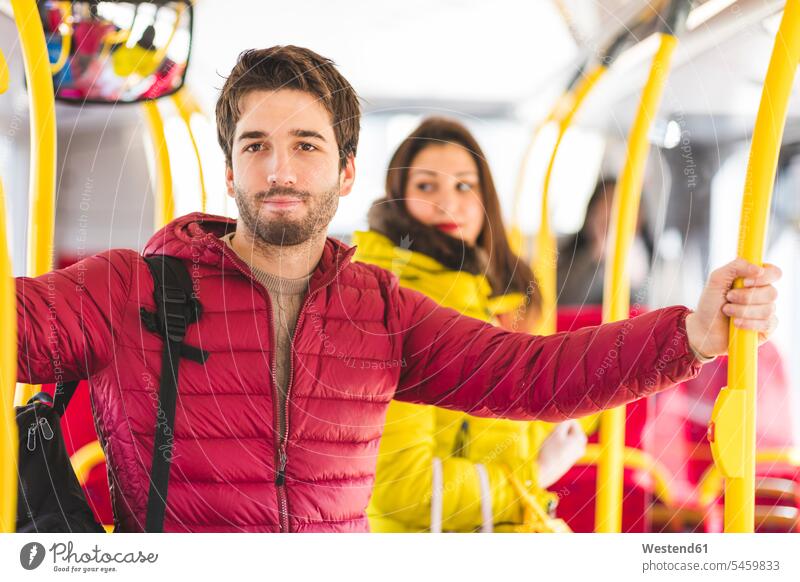 UK, London, Porträt eines jungen Mannes, der mit dem Bus reist Männer männlich Autobusse Busse Omnibus Omnibusse Portrait Porträts Portraits reisen verreisen