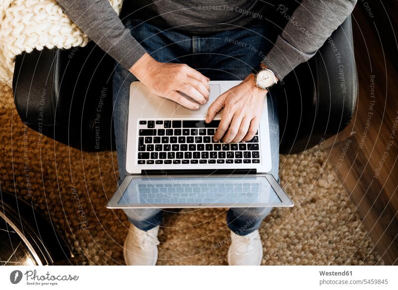 Mann sitzt zu Hause, benutzt Laptop, Nahaufnahme Leute Menschen People Person Personen Europäisch Kaukasier kaukasisch 1 Ein ein Mensch eine nur eine Person