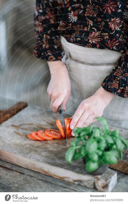 Frau bereitet Caprese-Salat zu, Teilansicht Salate zubereiten kochen Essen zubereiten weiblich Frauen Food Food and Drink Lebensmittel Essen und Trinken