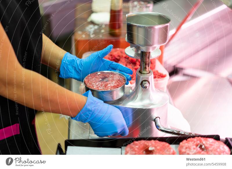 Frau am Marktstand beim Zubereiten von Hackfleisch Beruf Berufstätigkeit Berufe Beschäftigung Jobs Fleischwaren Fleischtheke Regionale Küche regional