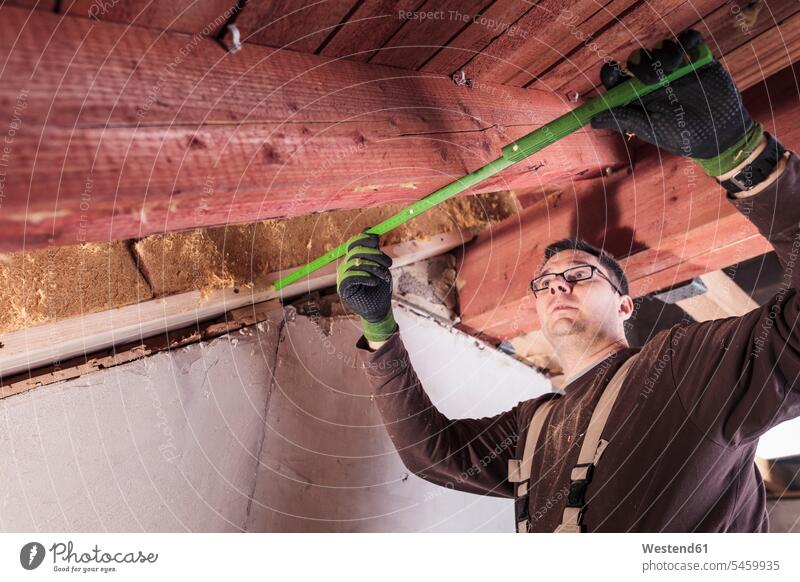 Dachdämmung, Werkermessung Holzfaserdämmung messen abmessen Zollstock Zollstöcke Meterstäbe Meterstab Dämmplatte Dämmplatten Innenausbau Dämmung Münsingen
